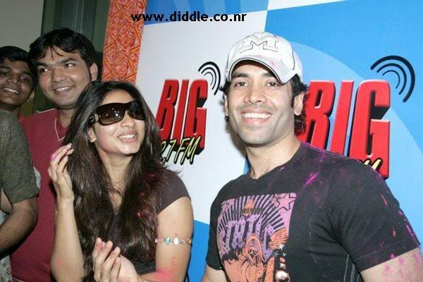 Tusshar Kapoor and Tanisha Mukherjee play Holi at Big 92.7 FM